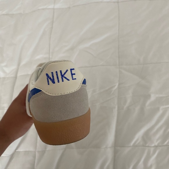 Nike shoes size is 8.5 barely worn in great condition - Picture 5 of 7